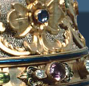 p�pstliche Tiara ..dreifache Papstkrone, mit der Johannes XXIII gekr�nt wurde, der Ring von Pius XII und Gegenst�nde wie Mitren, Buchb�nder, Kelche und Reliquiare. Diese Kostbarkeiten wurden in den vergangenen zwei Jahrhunderten unter elf P�psten angefertigt und die meisten Objekte sind reichlich mit Silber, Gold und Edelsteinen besetzt. Anlass dieser Ausstellung ist die Tatsache, dass sich in diesem Jahr zum 150. Mal der Tag j�hrt, an dem die Niederlande nach der Reformation wieder in Bist�mer unterteilt wurden. Aufgrund dieses Jubil�ums war der Vatikan ausnahmsweise bereit, diese Gegenst�nde f�r eine einmalige und spektakul�re Ausstellung zur Verf�gung zu stellen.






