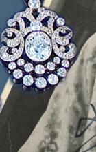 Diamond Brooch pendant koechert - köchert Wedding Gift of the Emperor Royal Imperial Jewels Als jüngstes Kind des ehemaligen Kronprinzen von Hannover und Herzogs von Cumberland, hatte Prinz Ernst August zu Beginn kaum Aussicht auf eine Regierung. Doch mit dem Tod seiner zwei älteren Brüder stand Ernst August plötzlich im Mittelpunkt des Geschehens. 1913 heiratete Prinz Ernst August die einzige Tochter des Deutschen Kaisers Wilhelm II., Victoria Luise (1892-1980) Prinzessin von Preußen. Nachdem der Herzog von Cumberland offiziell für seinen Sohn auf den Braunschweiger Thron verzichtet hatte, sprengte diese Eheverbindung alle politischen Schwierigkeiten und Prinz Ernst August erbte 1913 mit seiner Frau den Thron in Braunschweig. Die Regierung des jungen Paares dauerte nur 5 Jahre. Am Ende des 1. Weltkrieges übernahmen Arbeiter- und Soldatenräte die Regierung im Herzogtum Braunschweig. Ernst August und Victoria Luise mußten wie alle Fürsten im Deutschen Reich 1918 abdanken. Das junge Herzogspaar reiste während der Revolution in Deutschland nach Gmunden in Oberösterreich. Hier lebte die gesamte Familie, bis die Verhandlungen über die Fürstenentschädigung mit dem Land Braunschweig im Jahre 1926 zum Abschluss gekommen waren