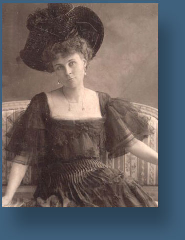 "Elly Gräfin Palffy"  Eleonora Maria Emma Gräfin Nugent, geboren 
                    in Görz am 25. April 1867, verheiratet seit 30. September 1889 mit Wilhelm Graf Palffy-Daun 
                    ab Erdöd, Fürst von Thiano, Obergespan des Wieselburger-Komitats< 
                  Eleonora Countess Nugent, born at Görz 25th April 1867, 
                    Dame of the Order of St. John, married on the 30th of September 
                    1889 with Wilhelm Count Palffy-Daun av Erdöd, Prince 
                    of Teano