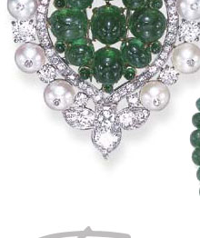AN ART DECO EMERALD, PEARL AND DIAMOND CLIP BROOCH, BY CARTIER 
The openwork cabochon emerald cluster, within a single, old European and rose-cut diamond 

frame, to the pearl trim, measuring approximately 7.70 mm, each surmounted by a 

single-cut diamond, alternately-set by old European-cut diamonds, further enhanced by 

single, pear and old European-cut diamond, cabochon emerald and cultured pearl bow and 

trefoil motifs, mounted in platinum and gold, circa 1934
Signed Cartier Mtg, no. 54-52481 
 
Provenance Cartier New York, 31 December 1934, $5,785 (bracelet) 
 
On 11 January 1935, Doris Duke instructed Cartier to modify the bracelet into a 

plaque brooch. Later, in 1954, she had Cartier modify again. smaragde