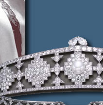 the Doris Duke Bandeau  1924 . A geometric marvel of diamonds and natural pearls, inspired by Indian design and made for American heiress Doris Duke's mother, Nanaline.Doris inherited it in 1962. Once known as the world's richest girl, she was a war correspondent, philanthropist, and early environmentalist-with a private  and a penchant for Islamic art. Her bandeau, made by Cartier New York for $23,000, sold at Christie's in 2014 for $2.33 million. Today, it lives again in the Cartier Collection. jewelry imperial royal jewel history Doris Duke CARTIER TIARA Bandeau|Schmuck und Juwelen der reichen Erbin -  Verkauf der Sammlung - Nachlass Aufl�sung nach dem Tod