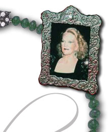 smaragde A MAGNIFICENT TWO-STRAND EMERALD NECKLACE 
 
Estimate 300,000 - 400,000 U.S. dollars 
Lot Description A MAGNIFICENT TWO-STRAND EMERALD NECKLACE 
Each strand composed of sixty or sixty-one graduated emerald beads, joined by a single 

and old European-cut diamond pierced plaque clasp, centering upon a cabochon emerald, 

mounted in gold and silver, circa 1935, 18 ins.
The total weight of the emeralds is approximately 541.40  