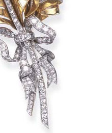 A RETRO DIAMOND AND GOLD FEATHER BROOCH, BY FULCO DI VERDURA FOR PAUL FLATO
Designed as twin sculpted gold plumes, enhanced by single-cut diamond trim, tied with an 

old European and single-cut diamond ribbon, mounted in platinum and gold, circa 1935 
 
 This feather brooch was likely designed by Verdura while working for Paul Flato. Doris 

Duke purchased many Flato pieces, often commissioning pieces using her own gemstones.
