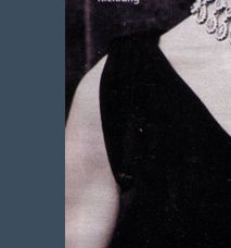  Maria Callas Emerald Diamond Necklace| Emerald Ring| Emerald drops and diamonds Auf dem Bild kann man weitere Kostbarkeiten aus ihrem Besitz erkennen, der grosse Smaragdring und ein spektakulres Armband berst mit Diamanten im Stil der 60er Jahre,zentriert gefasst ein grosser Smaragd.