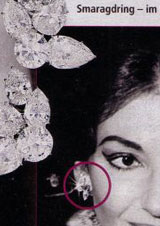  Maria Callas Emerald Diamond Necklace| Emerald Ring| Emerald drops and diamondsAuf dem Bild kann man weitere Kostbarkeiten aus ihrem Besitz erkennen, der grosse Smaragdring und ein spektakulres Armband berst mit Diamanten im Stil der 60er Jahre,zentriert gefasst ein grosser Smaragd.