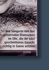 Auf dem Bild kann man weitere Kostbarkeiten aus ihrem Besitz erkennen, der grosse Smaragdring und ein spektakulres Armband berst mit Diamanten im Stil der 60er Jahre,zentriert gefasst ein grosser Smaragd.