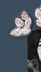 Auf dem einen Foto oben trägt sie ein Paar Ohrclips mit Diamanten, oftmals hielt sie auch das goldfarbene Vanity von Van Cleef & Arpels in der Hand Maria Callas Famous Ruby Jewels | Important Jewellery |Marquise Schliff,Maria Callas,Brooch,Rubies,Ring, Rubin,Collier,Geschenk,treasure,owned,celebrities,jewel,brosche ,Van Cleef und Arpels,schmuck,Geschenke,Mann,diamant,diamonds,jewels,collector of fine jewellery,la divina,die Diva,Onassis,jewelry,earrings,necklace,collier