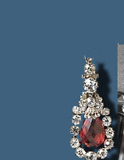 Die Herzogin Natascha mit kaiserlichen Vorfahren wie Grossf&uuml;rst 
          Mikhail Mikhailovich und seiner Frau Sophie von Merenberg, Gr&auml;fin 
          Torby.
          Oben eine seltene Nahaufname der Braut , kann man die Tiara gut erkennen. 
          Anl&auml;sslich der Hochzeit 1978 mit Natscha Phillips, kaufte der jetzige 
          Herzog von Westminster, diese prachtvolle Garnitur aus Diamanten und 
          pinkfarbenen Spinellen in Gold und Silber. Die zuk&uuml;nftige Herzogin 
          trug das Diadem an ihrem Hochzeitstag 
          zum Brautschleier. <br>
          Aus Diadem, Kamm, Halsband mit Anh&auml;nger und Ohrringe besteht dieses 
          Juwel, &uuml;ber und &uuml;ber &uuml;ppig besetzt mit Altschliff Diamanten. 
          Die Tiara mit Kaskaden und B&ouml;gen &uuml;ber den tropfenf&ouml;rmigen 
          Spinellen abgesetzt mit grossen runden Diamanten, eine spektakul&auml;re 
          Parure ganz nach dem