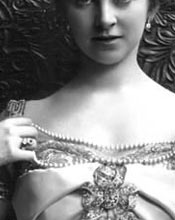  Constance Edwina, Duchess of Westminster, later Mrs. James FitzPatrick Lewes, ne Cornwallis West (d. 1970). 
1906 fotografiert in den  Lafayette Studio