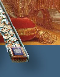 Micro-mosaque Parure Marie-Louise Empress of France| Wedding Gift from Napoleon Bonaparte The mikro mosaiue parure of Marie-Louise Empress of France mosaik parure|Imperial Jewelry napoleonic parure,napoleonic tiara,napoleonic diadem,tiare,joaillerie,french crown jewels,parure belonging to Empress Marie Louise of france, Empress Marie Louise's Jewelry Collection,imperial jewels,jewellery belonging to Empress Marie Louise monaco et les napoleon DIAMANTS DE LA COURONNE   PARURE EN OR et MOSAIQUES Marie-Louise's set in micro-mosaicsjewel, ornament, amulet 
Gold and mosaics, composed of a comb, a necklace, a pair of bracelets and a pair of earrings, executed by Franois Regnault Nitot, jeweller of the imperial court, forming part of the wedding presents offered by Emperor Napoleon I to Archduchess Marie-Louise, in 18. Glass micromosaics depicting Roman ruins
