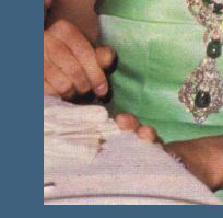 grosse Prunkbrosche als Bruststecker aus Samargde und Diamanten