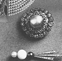Collier de Chien,Pearls PRINCESSE LOBANOFF de ROSTOFF| Pearl Jewellery Brooches Stomacherhistory of important pearls,Prinzessin Lobanov-Rostov,emerald,chaumet,russia,ruland,Princess  
Brosche,Brooch,Geschenk,treasure trove,jewel,principe Princesse Dolgorouki,schmuck,Geschenke,diamant,diamonds,jewels,passion,collector of fine jewellery,Besitz,jewelry,necklace,Faberge,Krone,Erbschaft,erben,zar,imperial jewels,romanov,JOYAUX,LOBANOFF de ROSTOFF,Dolgorouki, colliers de perles, parures en perles, brillants anciens, pierres de couleurJoyaux de Princesse de Lobanonff RostoffJoyaux de Princesse de Lobanonff Rostoff