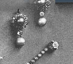 Collier de Chien,Pearls PRINCESSE LOBANOFF de ROSTOFF| Pearl Jewellery Brooches Stomacherhistory of important pearls,Prinzessin Lobanov-Rostov,emerald,chaumet,russia,ruland,Princess  
Brosche,Brooch,Geschenk,treasure trove,jewel,principe Princesse Dolgorouki,schmuck,Geschenke,diamant,diamonds,jewels,passion,collector of fine jewellery,Besitz,jewelry,necklace,Faberge,Krone,Erbschaft,erben,zar,imperial jewels,romanov,JOYAUX,LOBANOFF de ROSTOFF,Dolgorouki, colliers de perles, parures en perles, brillants anciens, pierres de couleurJoyaux de Princesse de Lobanonff RostoffJoyaux de Princesse de Lobanonff Rostoff